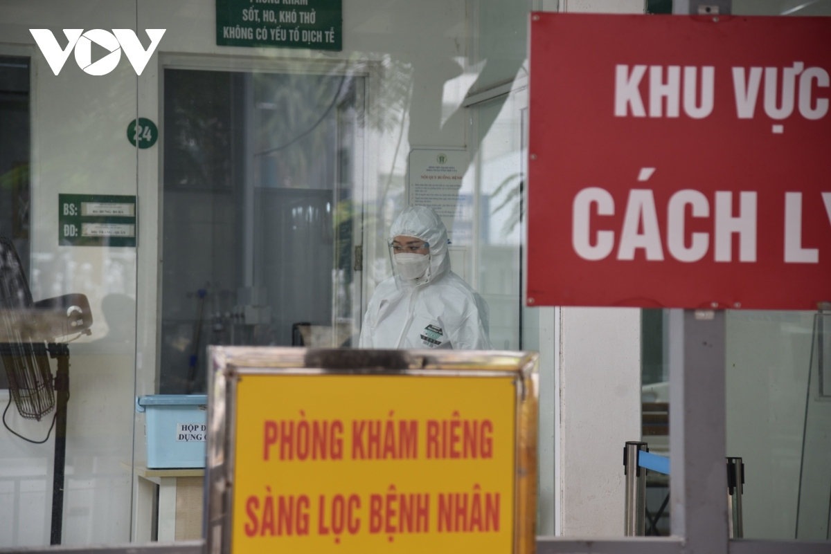 Daily COVID-19 infections drop as 14 million receive vaccine passports